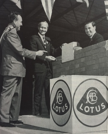 Jimmy pose la première brique de la future usine Lotus à Hétel en compagnie de Colin Chapman